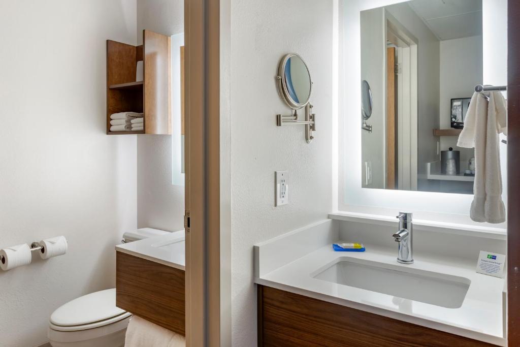 Holiday Inn Express Branson- Green Mountain Drive, an IHG Hotel - Queen Room With Two Queen Beds - Non-Smoking