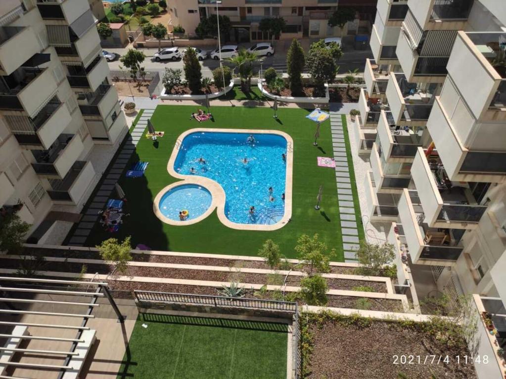 Apartment Mirador de NovaCalaの敷地内または近くにあるプールの景色
