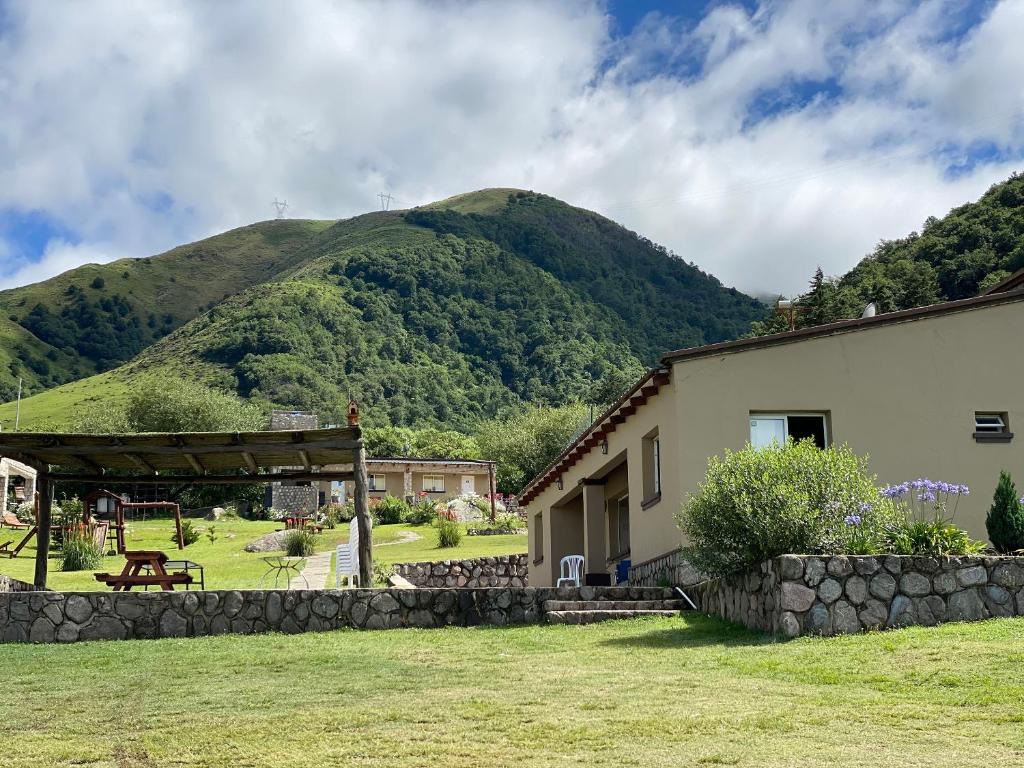 une maison avec une montagne en arrière-plan dans l'établissement Los Carolinos by DOT Cabana, à Tafí del Valle