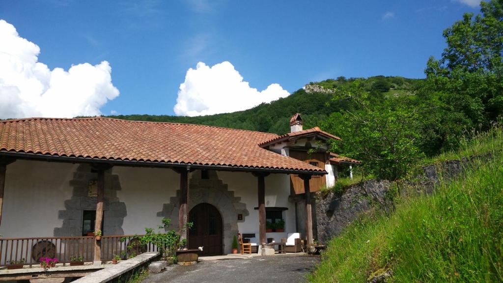 una pequeña casa con techo en una colina en Etxatoa, en Odériz