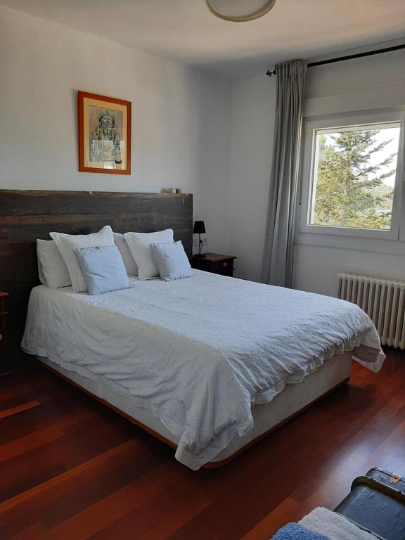 A bed or beds in a room at Villa Anselma, casa compartida
