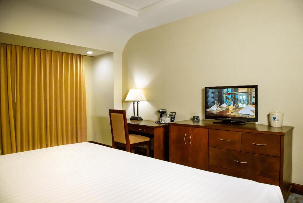TV a/nebo společenská místnost v ubytování Hotel Plaza Juan Carlos