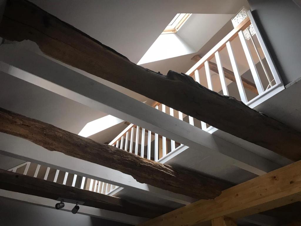 uma vista superior de uma escada de madeira num edifício em Fachwerk-Maisonette-Wohnung -zur Tenne- em Rieste