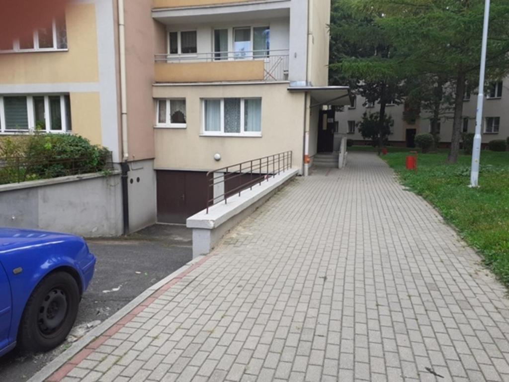 un trottoir vide devant un bâtiment dans l'établissement ETNA 2 - Parter- Rzeszów , Chrobrego, à Rzeszów