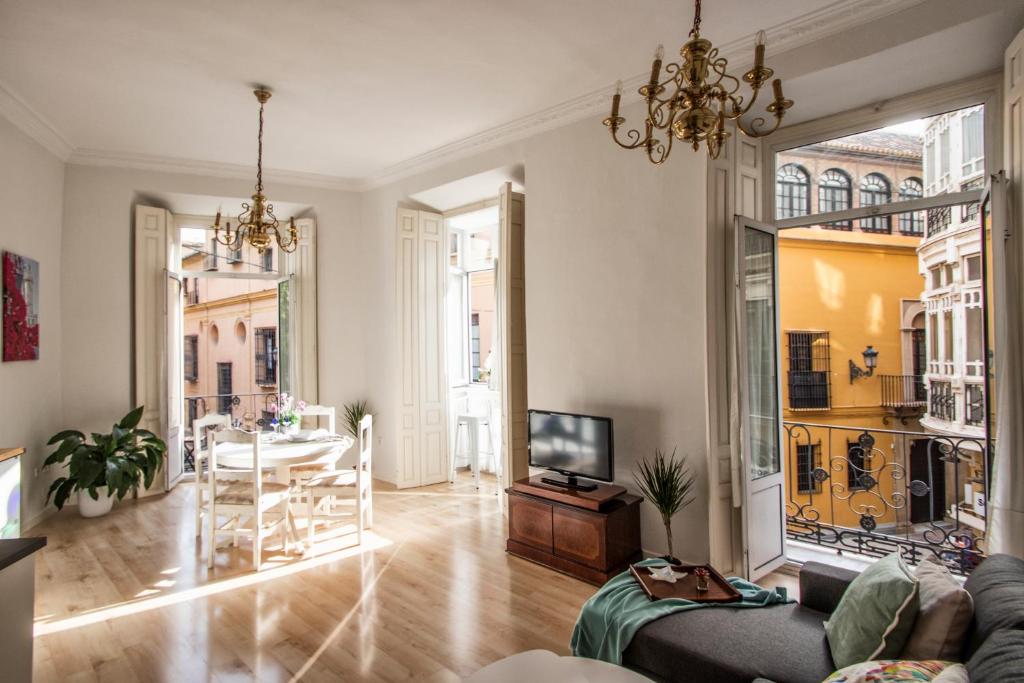 Televízia a/alebo spoločenská miestnosť v ubytovaní Luminoso apartamento de dos habitaciones con vistas a las Catedral