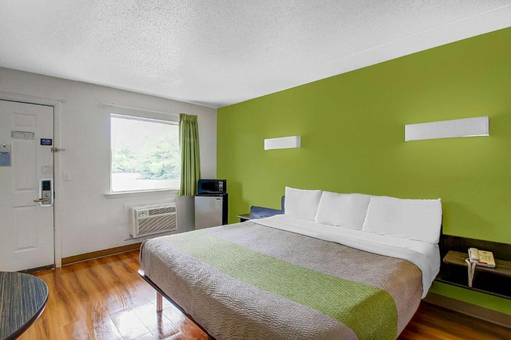 Motel 6-Charles Town, WV - Deluxe King Room - Fumar