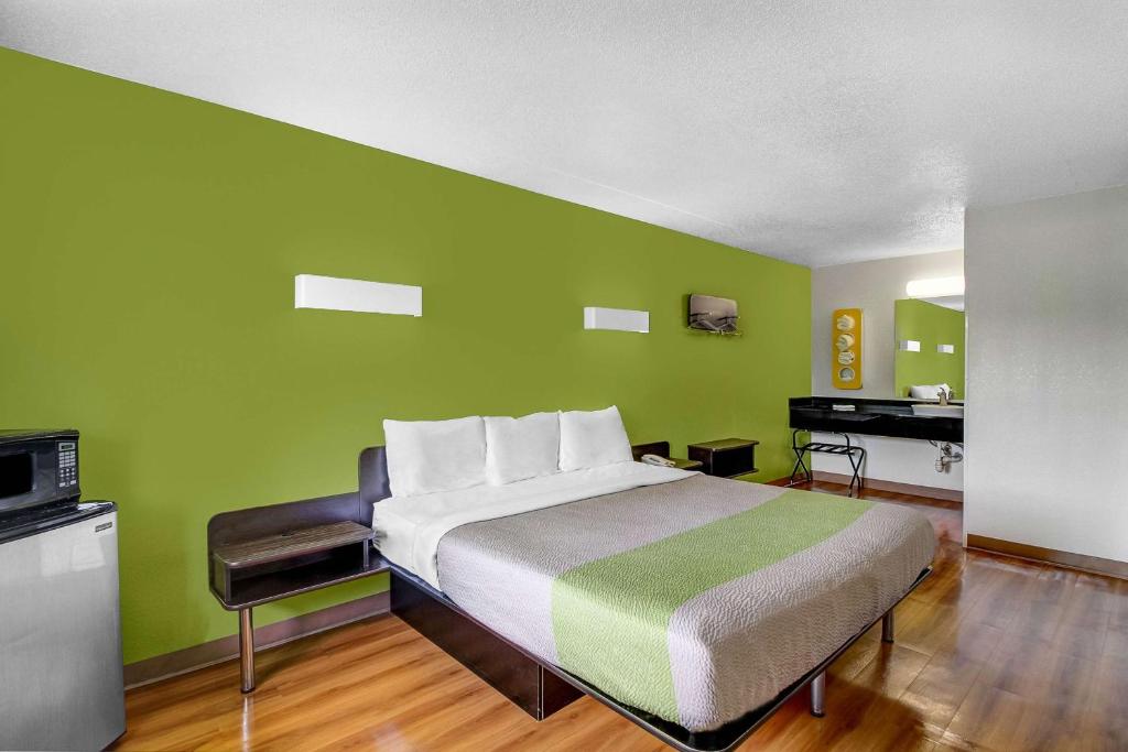 Motel 6-Charles Town, WV - Deluxe King Room - No Fumadores