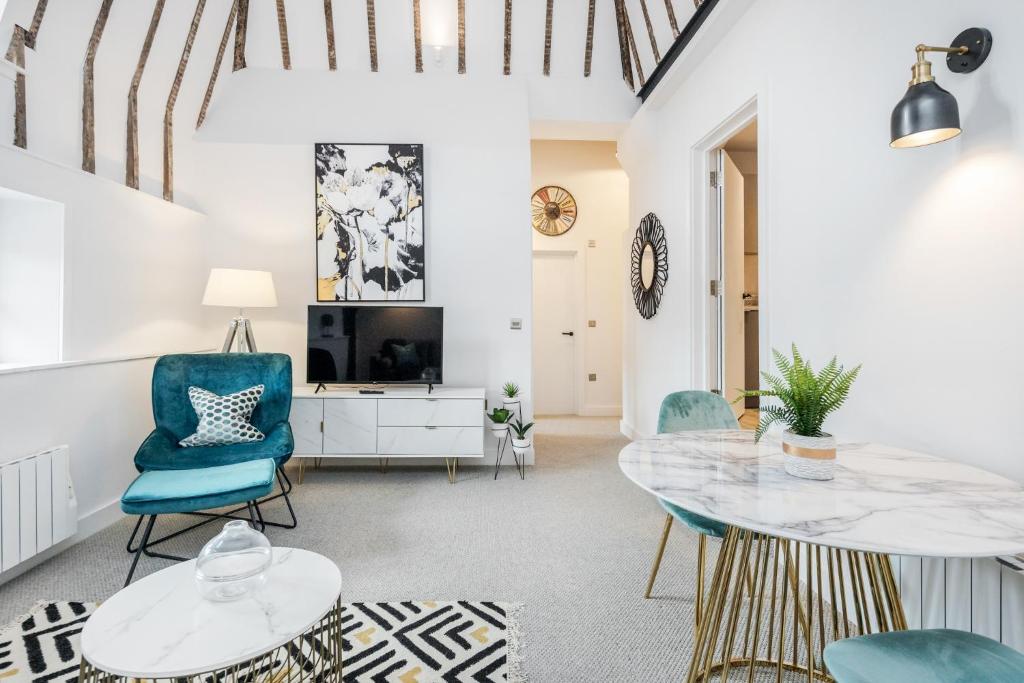 Uma área de estar em Stansted Airport Luxury Apartment Bishops Stortford Millars One Loft 3