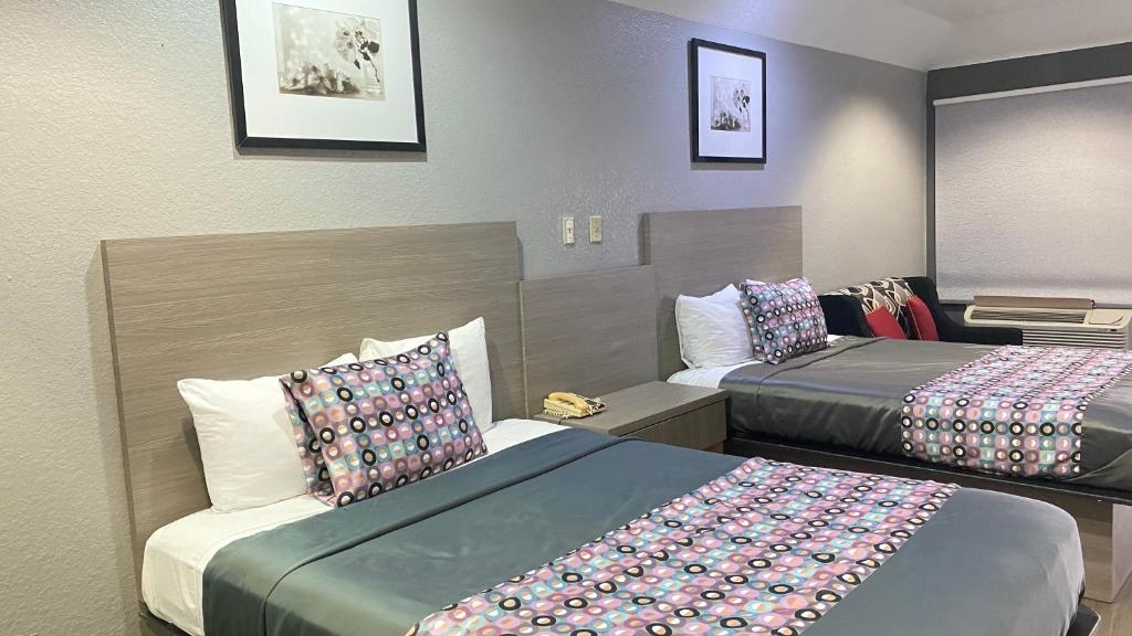 Island Suites Hobby Airport - Queen Suite With Two Queen Beds