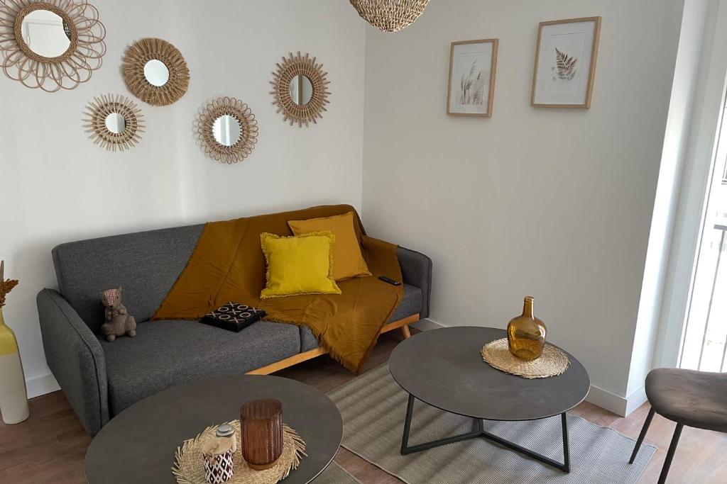 - un salon avec un canapé, deux tables et des miroirs dans l'établissement Le Poulorio 5 - Proche Gare By Locly, à Lorient