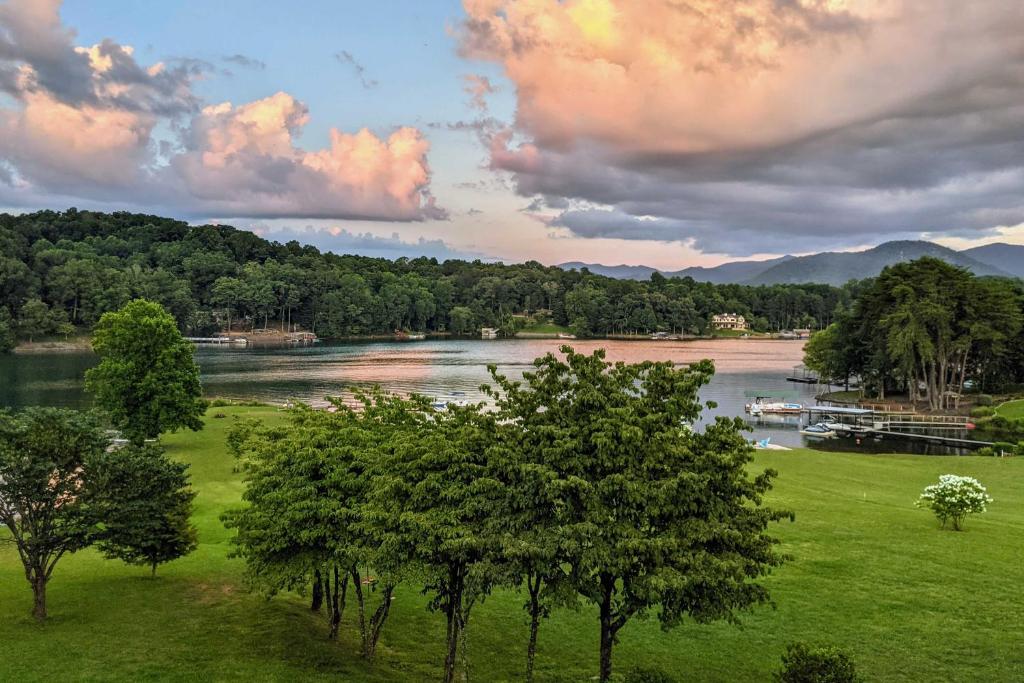 Rare Waterfront Chatuge Lake Gem with Hot Tub!, Hayesville (updated prices 2024)