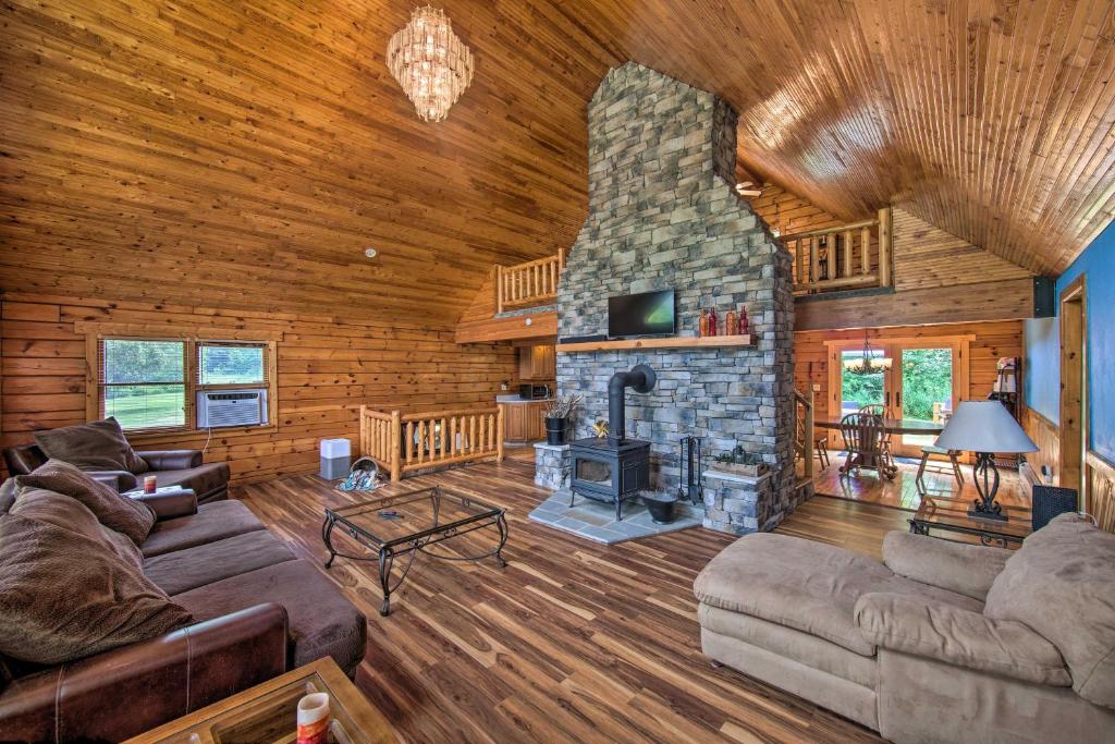 Cozy Family-Friendly Pine Grove Cabin with Fire Pit! tesisinde bir oturma alanı