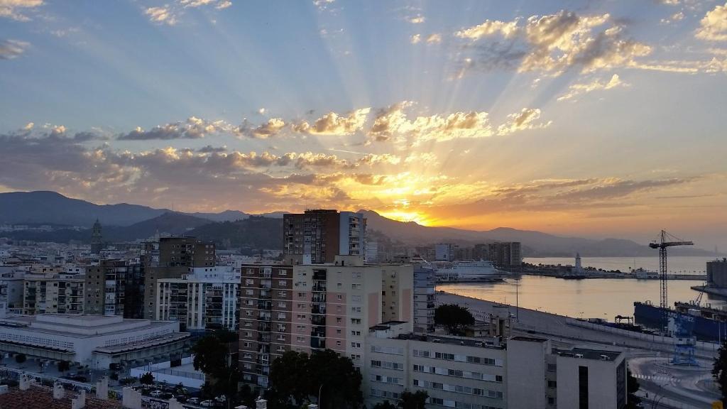 マラガにあるTorre del Carmen Malagaの夕日を背景に市街を望む
