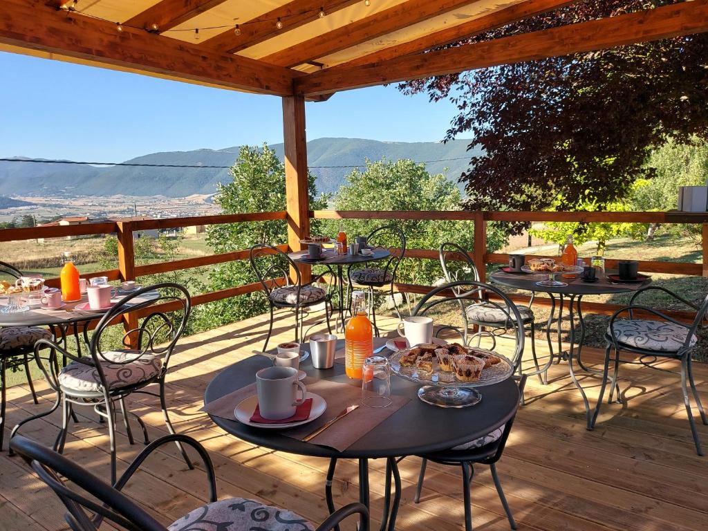 un patio con mesas y sillas y vistas. en B&B La Casa di Sirio, en Norcia