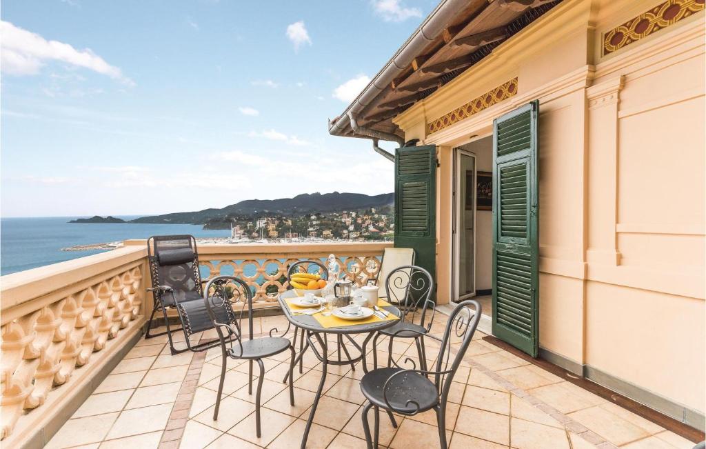 balcón con mesa, sillas y vistas al océano en Casa Vip, en Rapallo