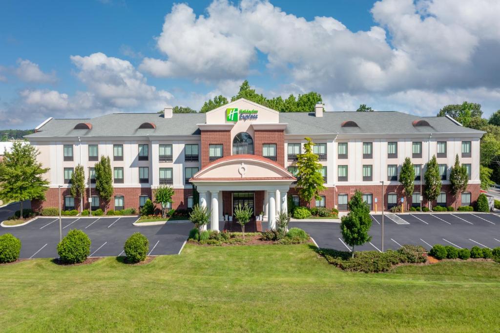 una representación de un hotel con aparcamiento en Holiday Inn Express - Tullahoma, an IHG Hotel, en Tullahoma