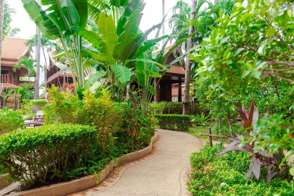Royal Phawadee Village Patong - 2 Minutes walk to the beach - Resim 8