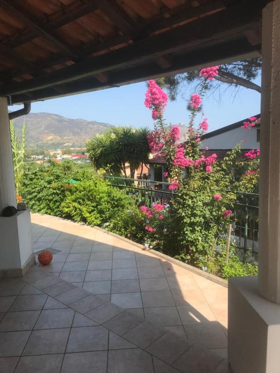 A garden outside Villetta Romeo Casavacanze