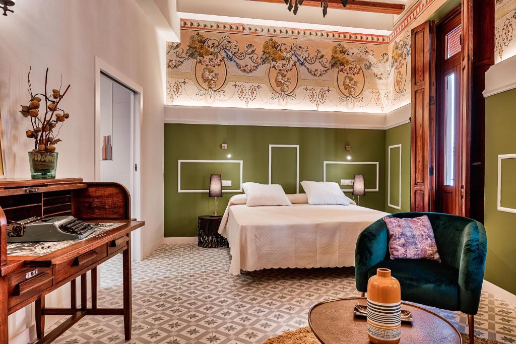 a hotel room with a bed and a desk at Blaucel Cafè i Habitacions in Cullera