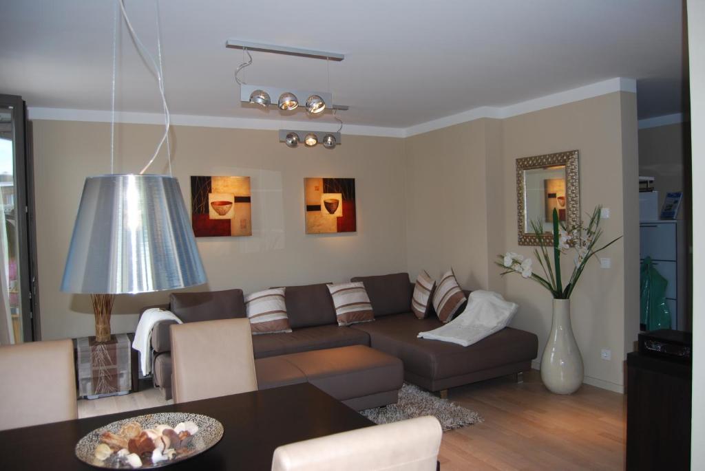 ein Wohnzimmer mit einem Sofa und einem Tisch in der Unterkunft Luxuswohnung Abendsonne in Wenningstedt-Braderup