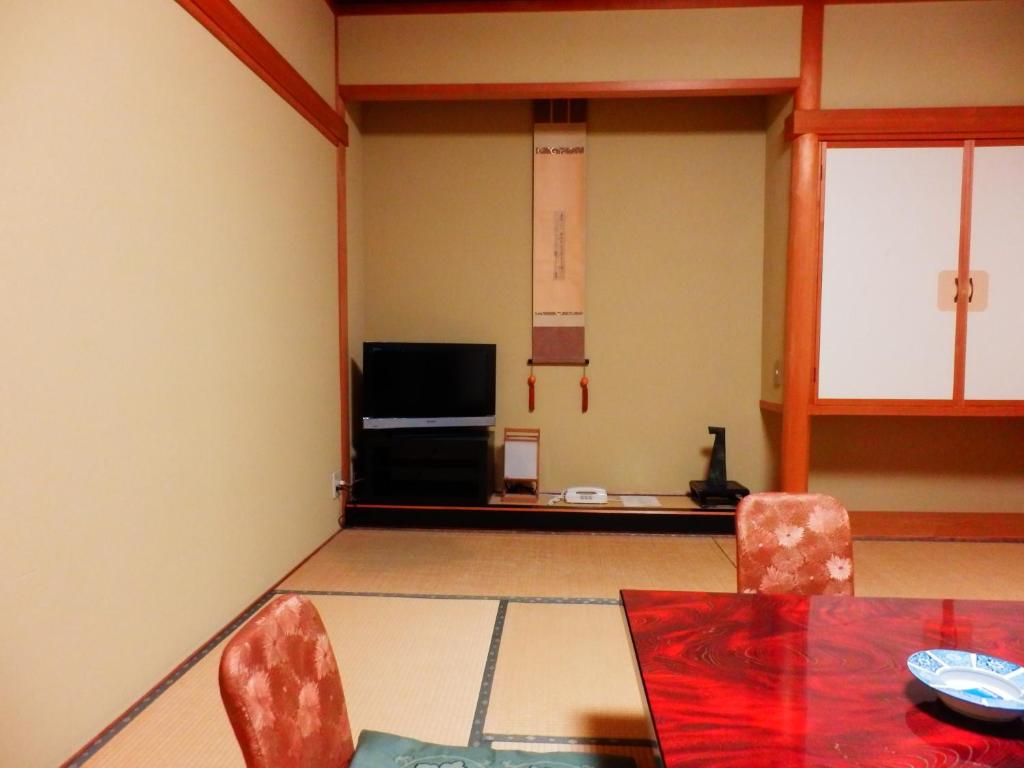 TV a/nebo společenská místnost v ubytování Nakayasu Ryokan