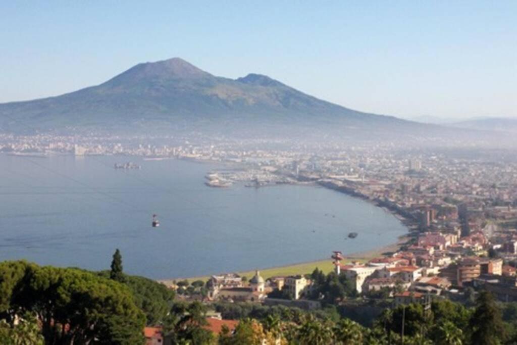 uitzicht op een stad en een waterlichaam bij Napoli Pompei Sorrento Appartamento con Posto Auto in Gragnano