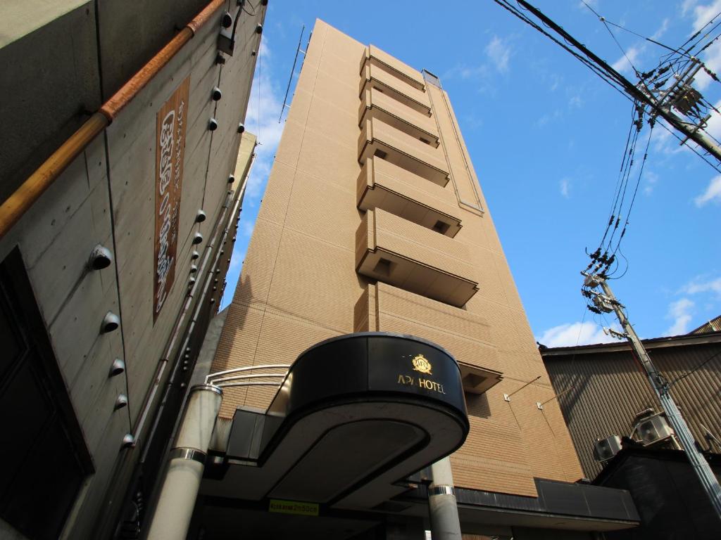 小松市にあるアパホテル　小松の信号が目の前にある高い建物