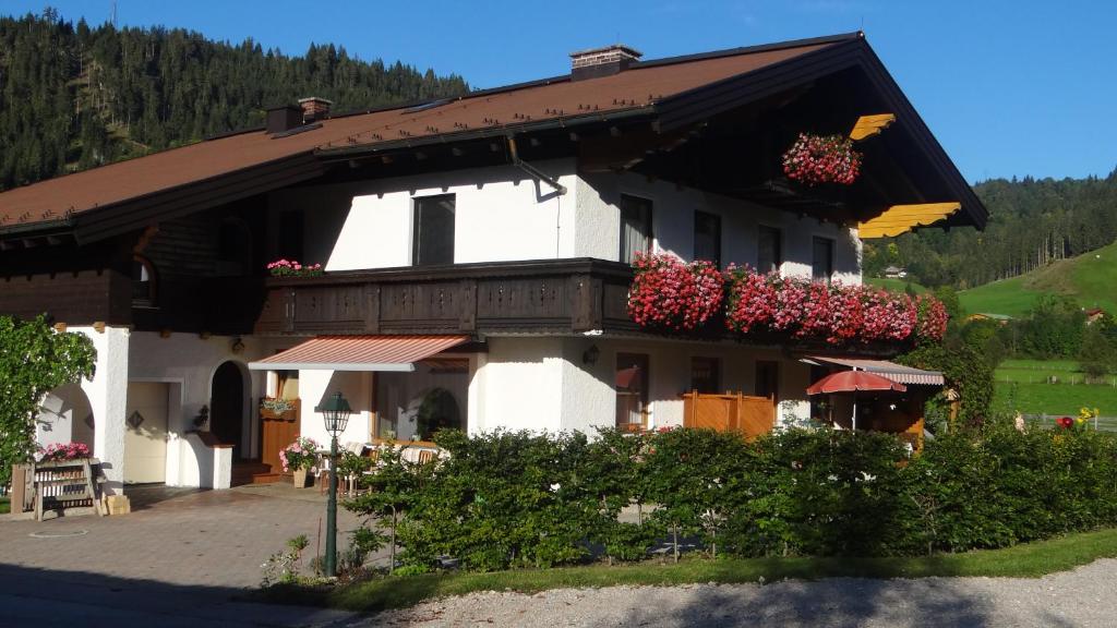 uma casa branca com flores no telhado em Gästehaus Christl em Radstadt