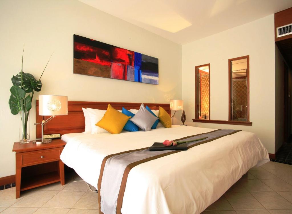 Postel nebo postele na pokoji v ubytování Sunset Beach Resort - SHA Extra Plus