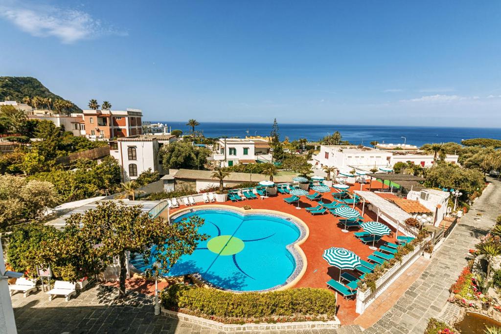 - une vue sur la piscine bordée de chaises et de parasols dans l'établissement Hotel Galidon Wellness Park & SPA, à Ischia