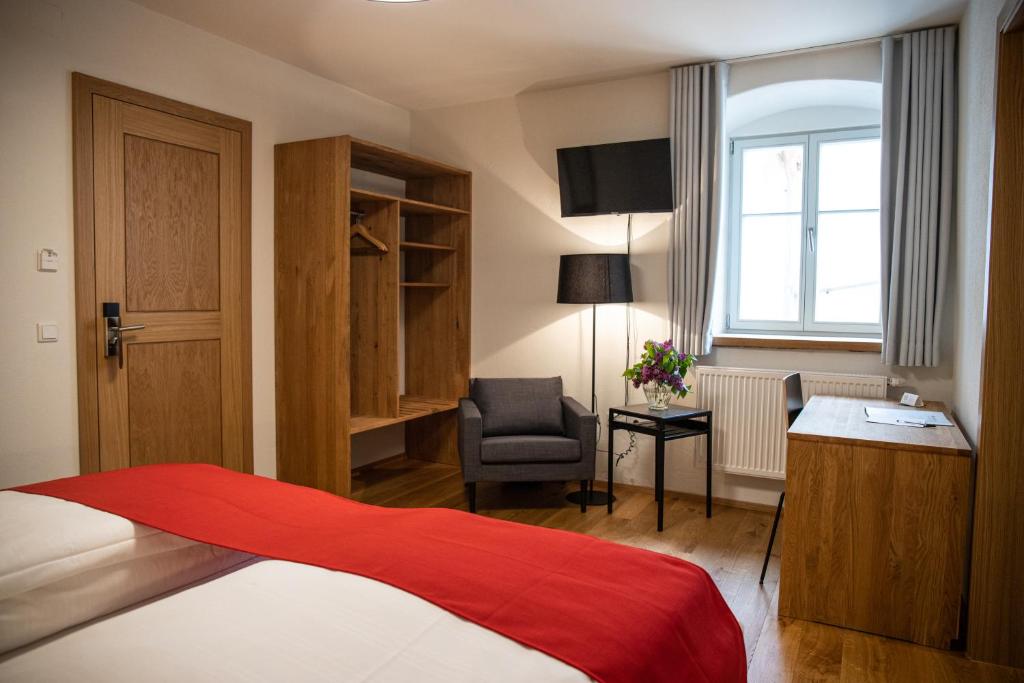Un pat sau paturi într-o cameră la Altstadthotel Brauereigasthof Winkler