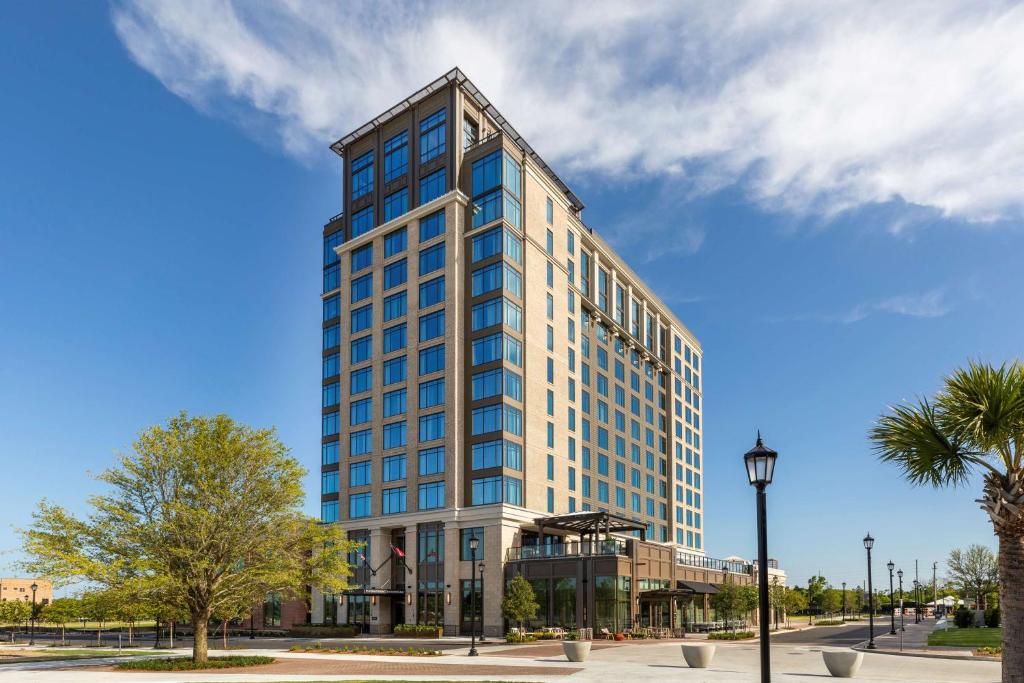 een hoog gebouw met veel ramen bij Thompson Savannah, by Hyatt in Savannah