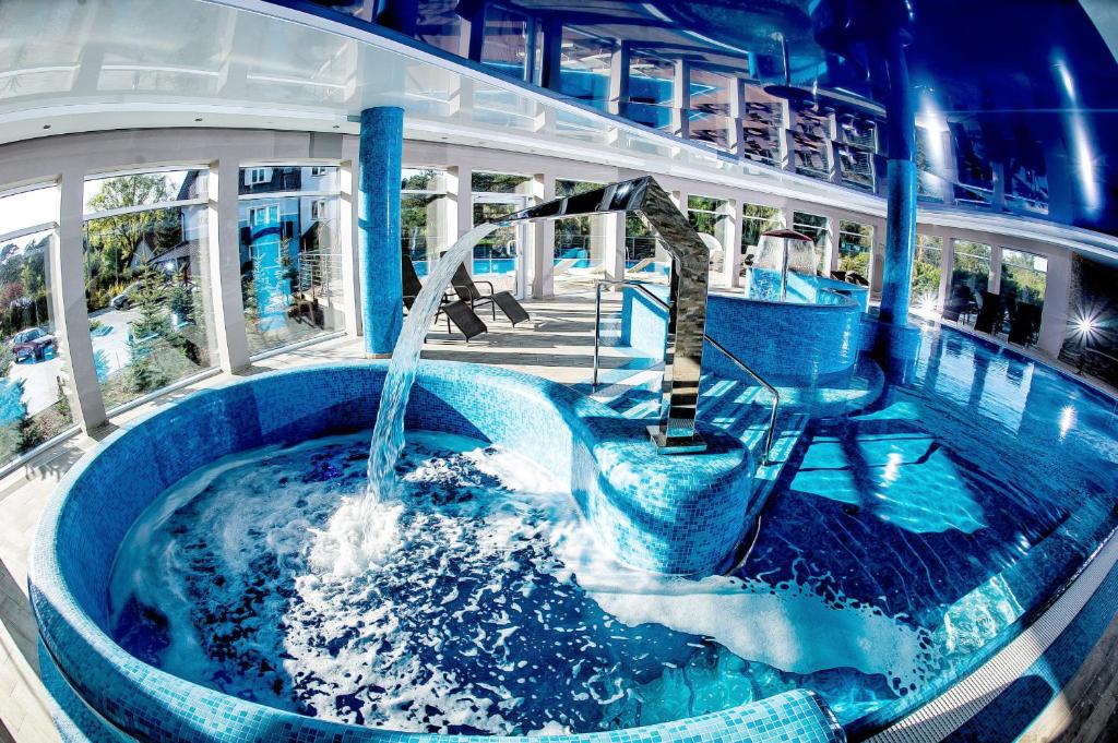 uma banheira de hidromassagem num navio de cruzeiro em Tristan Hotel & SPA em Kąty Rybackie
