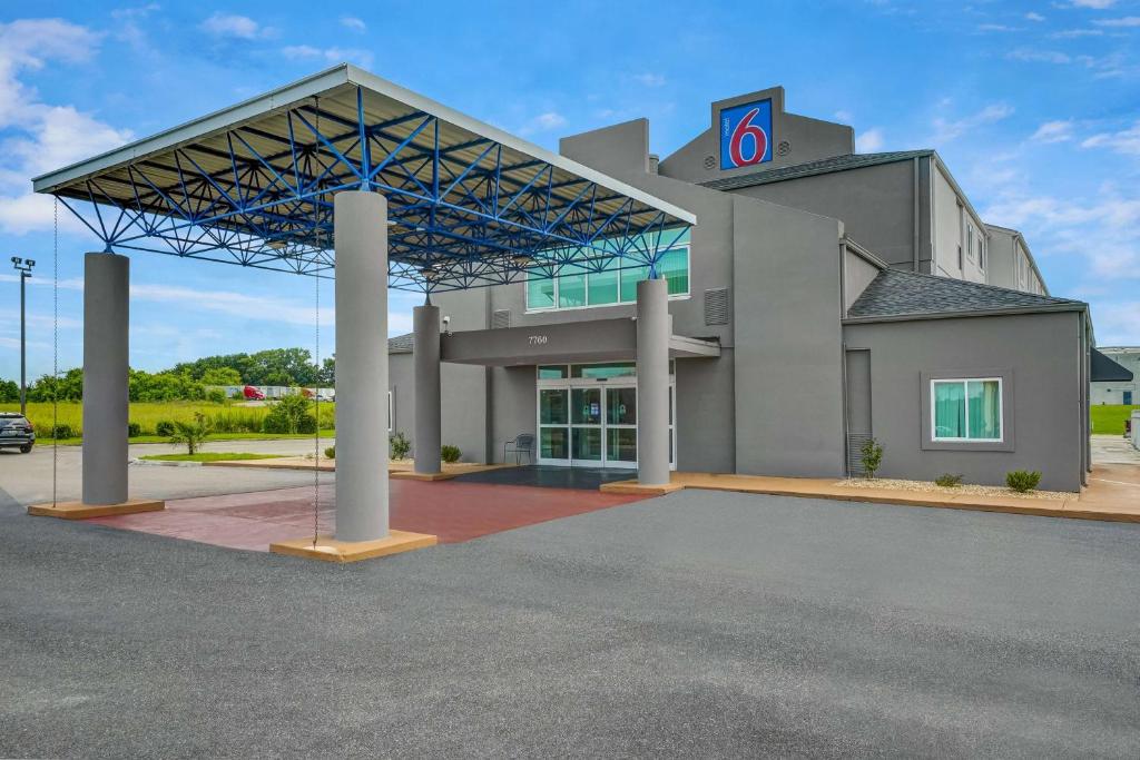 a large building with a sign in front of it at Motel 6-Montgomery, AL - Airport in Hope Hull