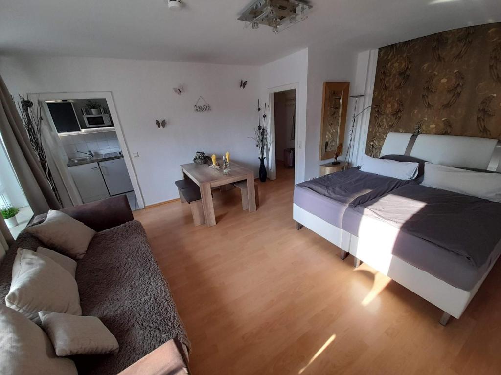 ein Wohnzimmer mit einem Bett und einem Sofa in der Unterkunft Apartment Cologne City in Köln