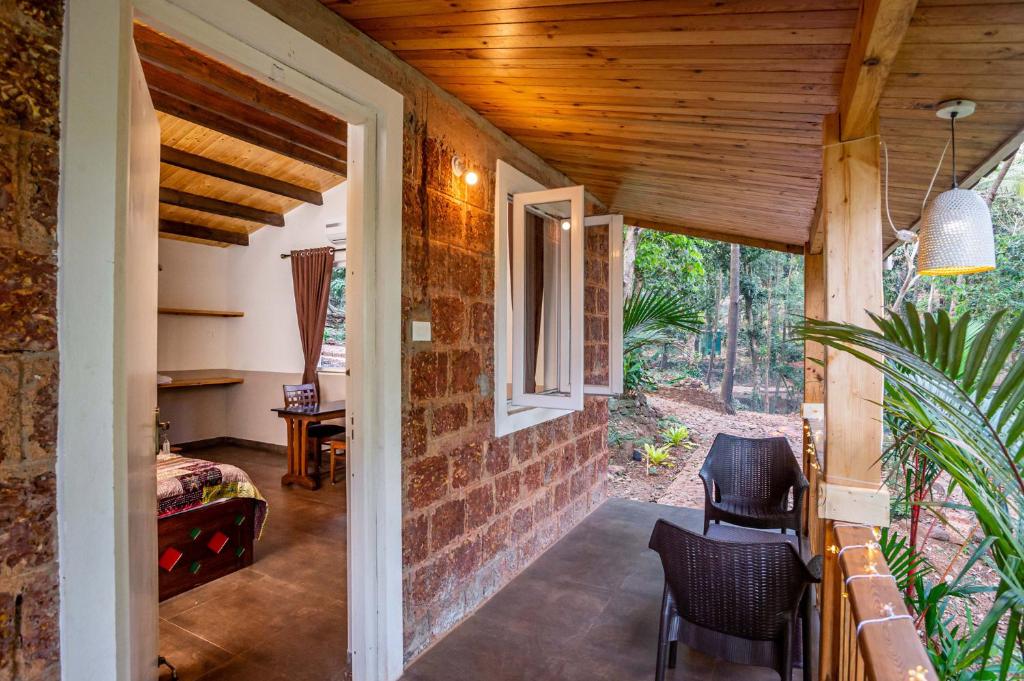 Uma área de estar em Nirvana Hill Resort