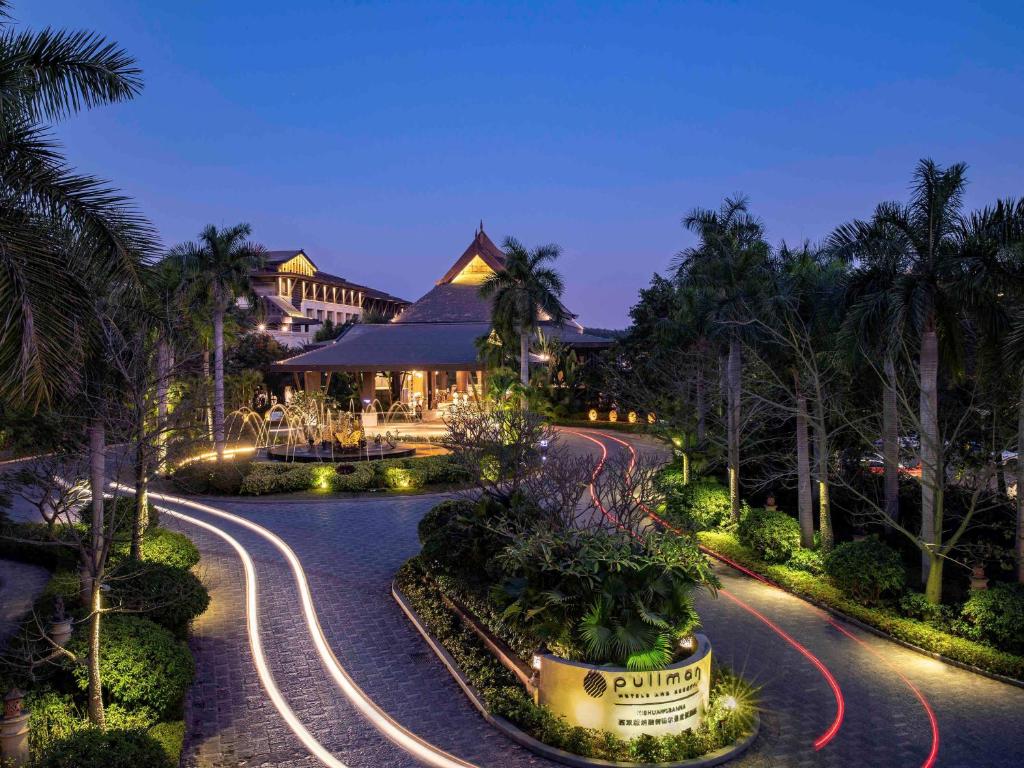 Pullman Resort Xishuangbanna في جينغهونغ: اطلالة المنتجع بالليل