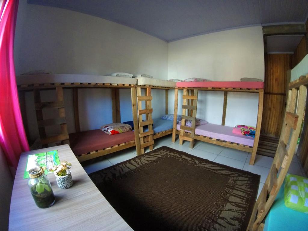 เตียงสองชั้นในห้องที่ Itaimbezinho Hostel Santa Catarina