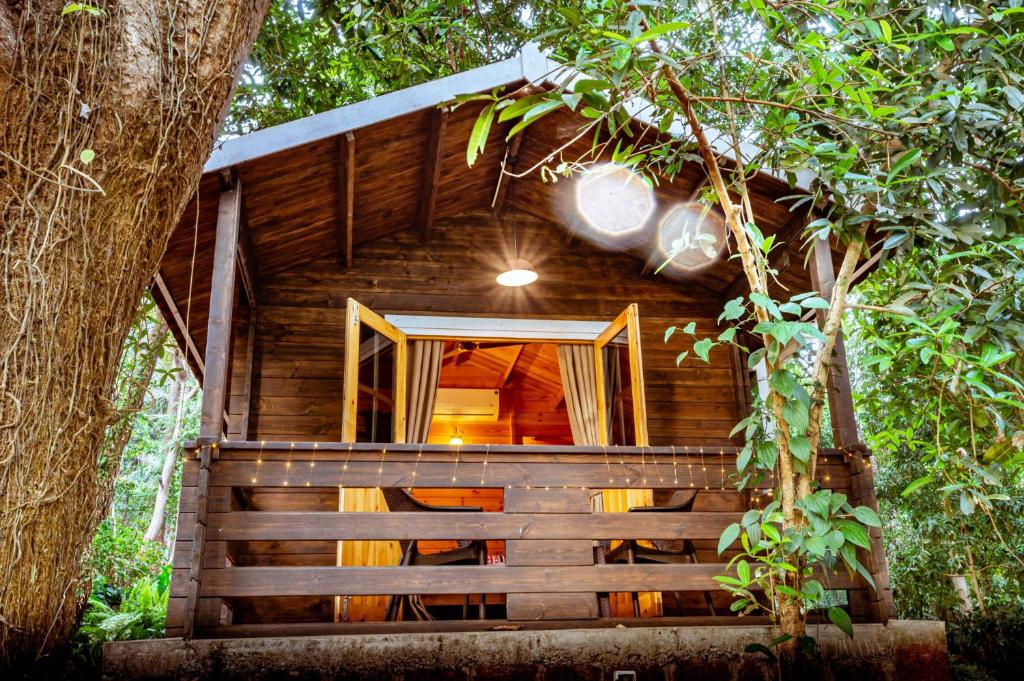 Um jardim no exterior de Nirvana Hill Resort