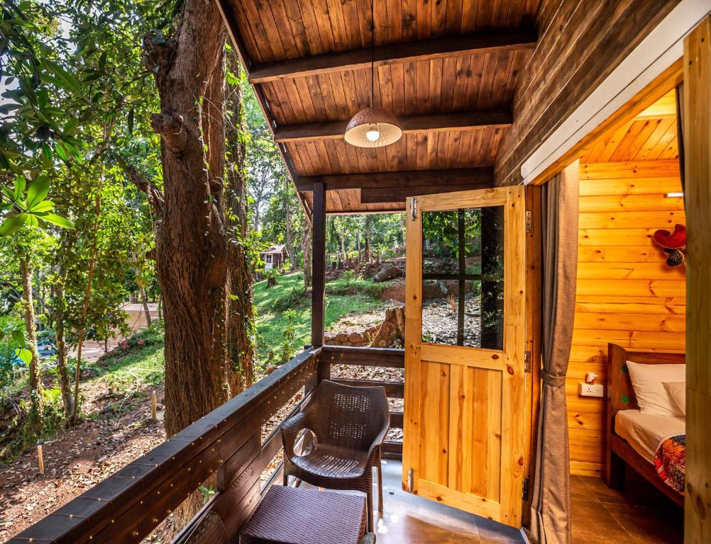 Um jardim no exterior de Nirvana Hill Resort