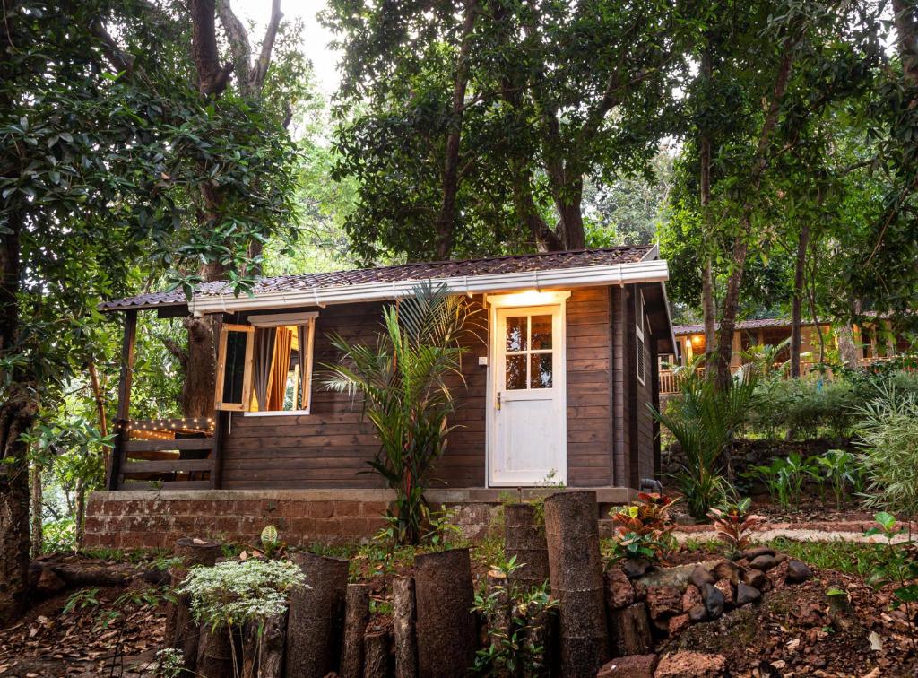Um jardim no exterior de Nirvana Hill Resort