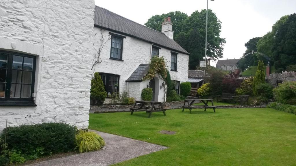 un edificio blanco con una mesa de picnic en el patio en Townstal Farmhouse, en Dartmouth