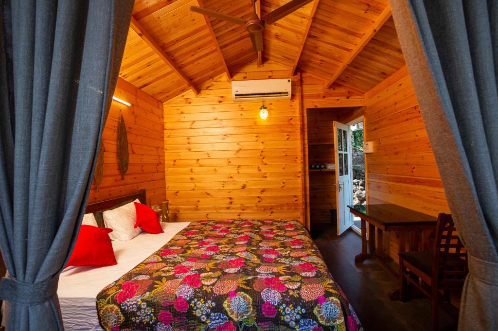 Nirvana Hill Resort - Lake View Pinewood Cottage