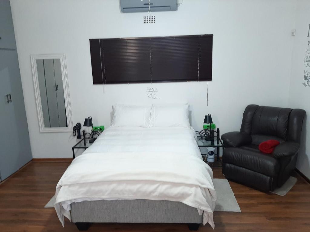 Postel nebo postele na pokoji v ubytování Nikita's Self-catering Haven 2