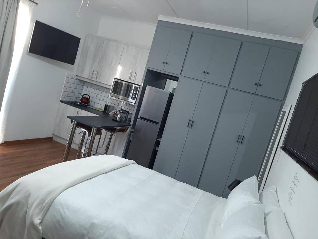 Kuchyň nebo kuchyňský kout v ubytování Nikita's Self-catering Haven 2
