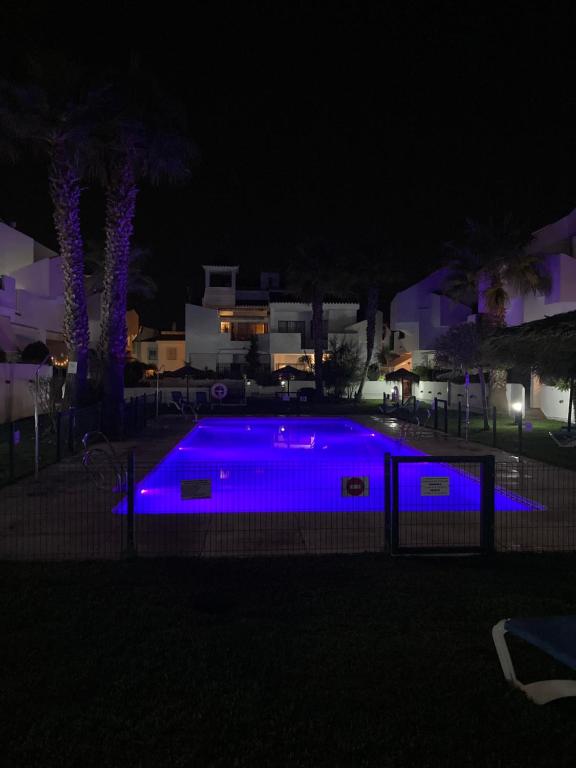 Bazén v ubytovaní La Hacienda Golf Islantilla AIRE ACONDICIONADO Y WIFI -SOLO FAMILIAS Y PAREJAS- alebo v jeho blízkosti
