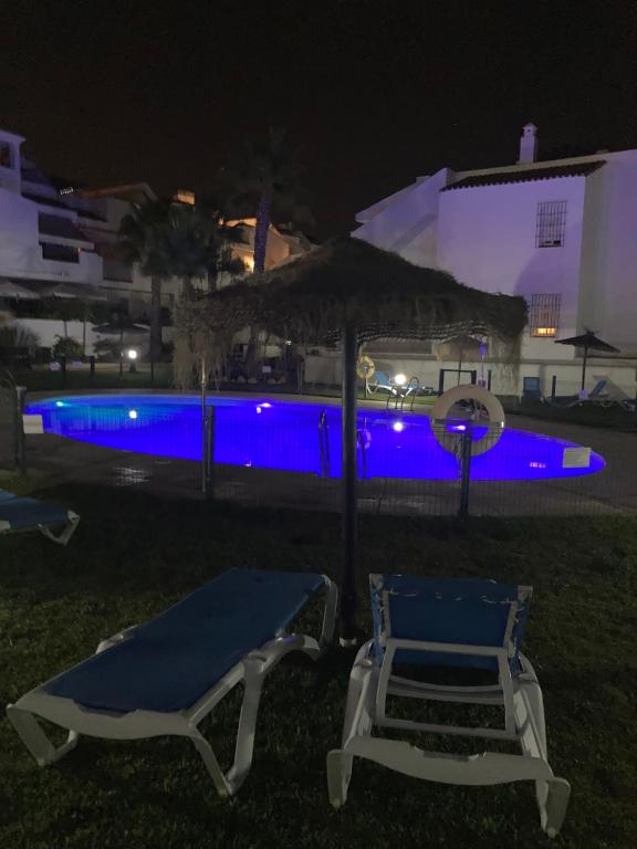 Bazén v ubytovaní La Hacienda Golf Islantilla AIRE ACONDICIONADO Y WIFI -SOLO FAMILIAS Y PAREJAS- alebo v jeho blízkosti