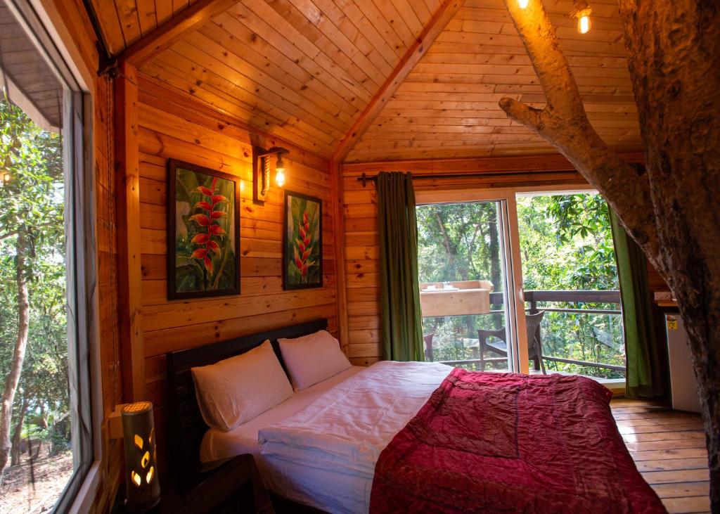 Nirvana Hill Resort - Lake View Tree House