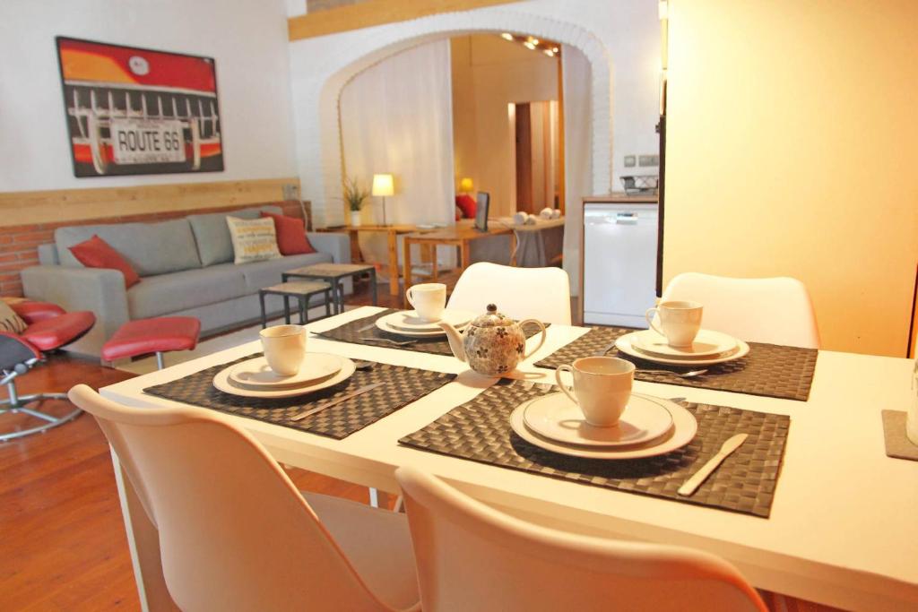 sala de estar con mesa con sillas y comedor en Urban Loft Barcelona Diagonal super ubicación wifi, en Barcelona