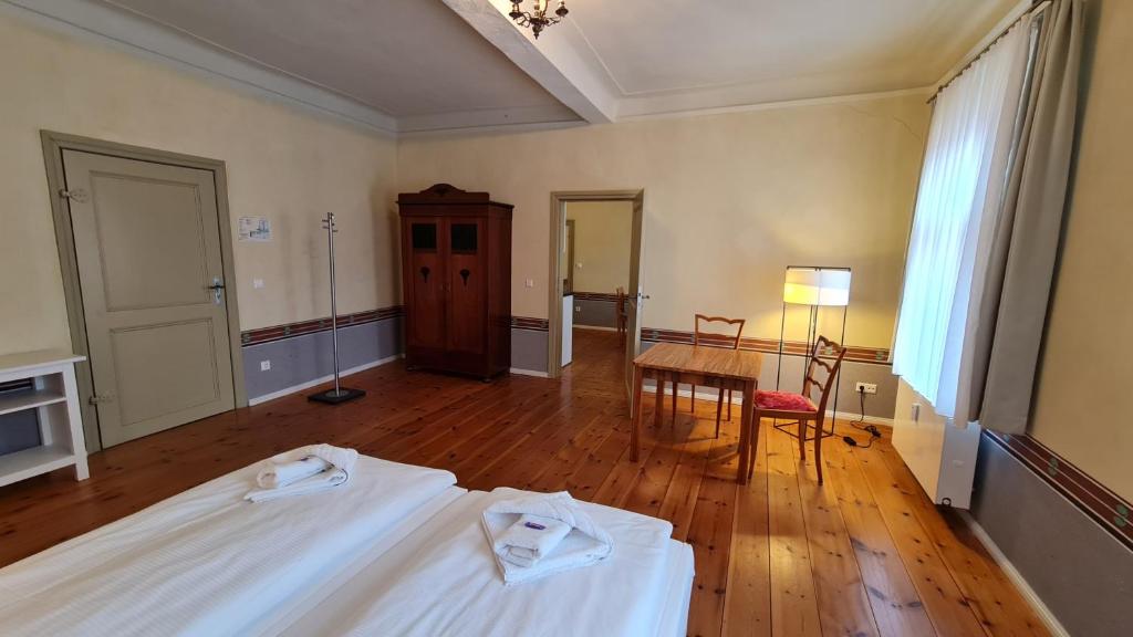 Postel nebo postele na pokoji v ubytování Hotel Cranach-Herberge City Centre